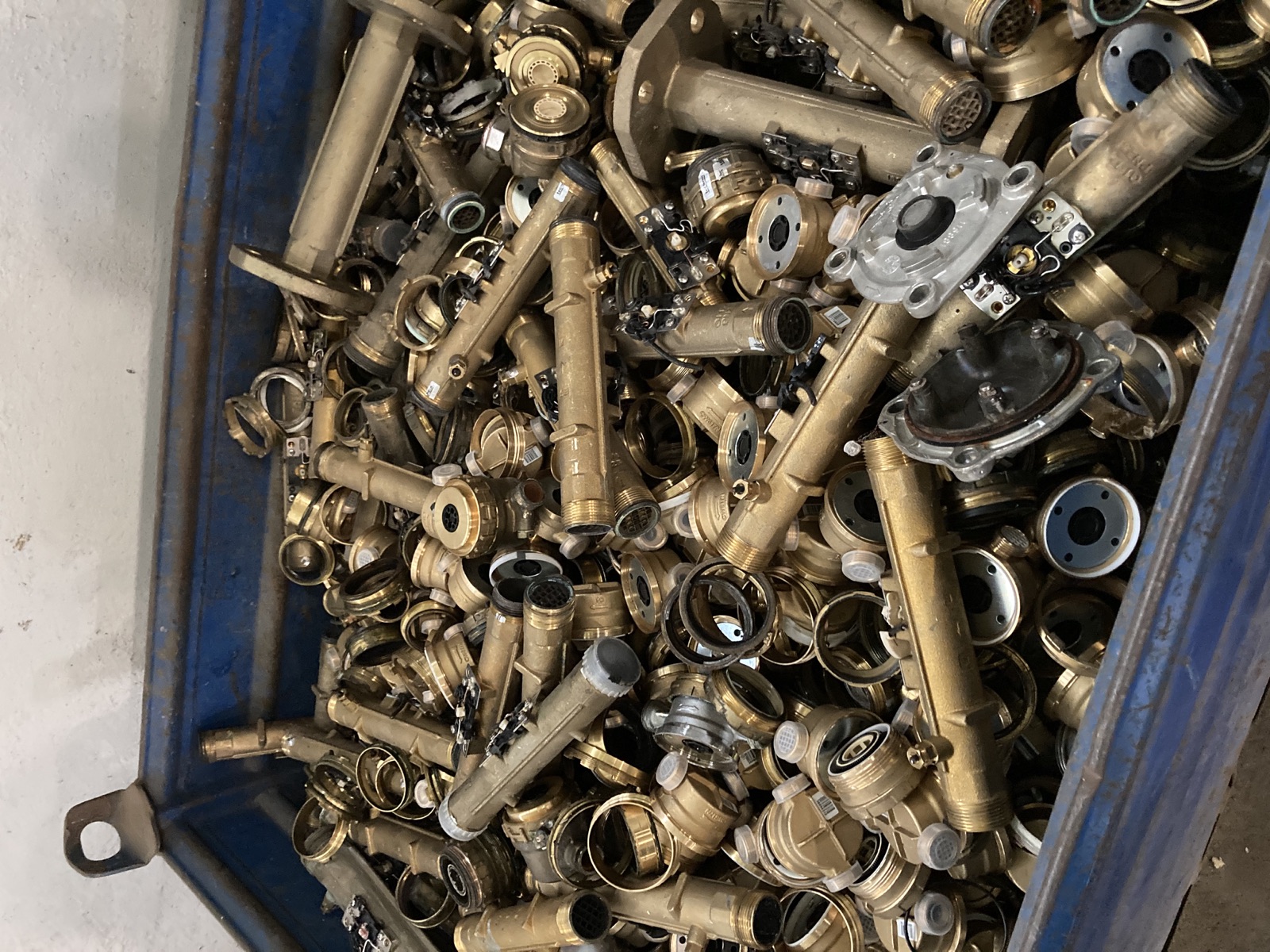 Brass-coloured fittings and meter bodies